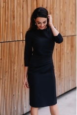 Klasyczna Dopasowana Sukienka Midi z Drapowaniem - Czarna