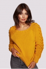 Sweter z Grubym Warkoczem na Rękawach - Miodowy
