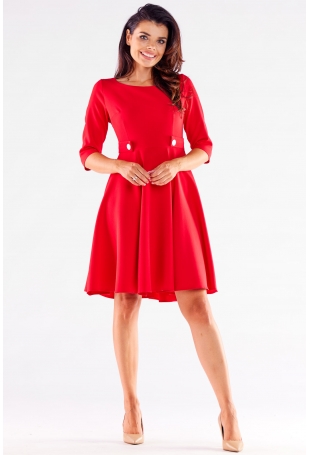 Rozkloszowana Sukienka z Ozdobnymi Guzikami w Pasie - Czerwona