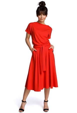 Czerwona Midi Sukienka z Szerokim Dołem